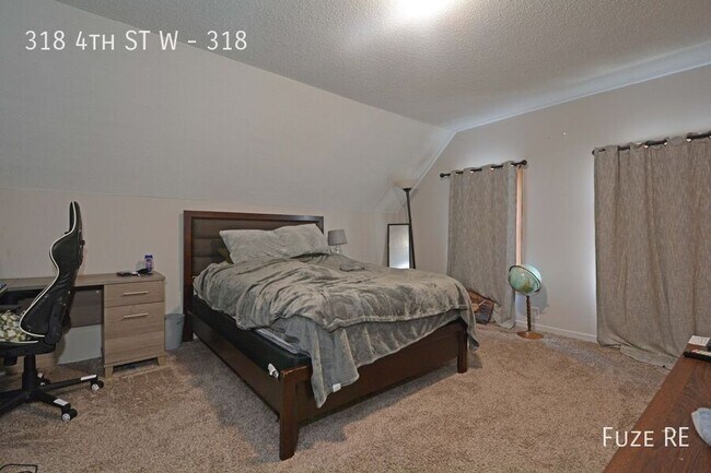 Building Photo - 318 4th St W