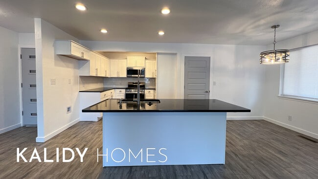 Building Photo - 702 Amity Ln