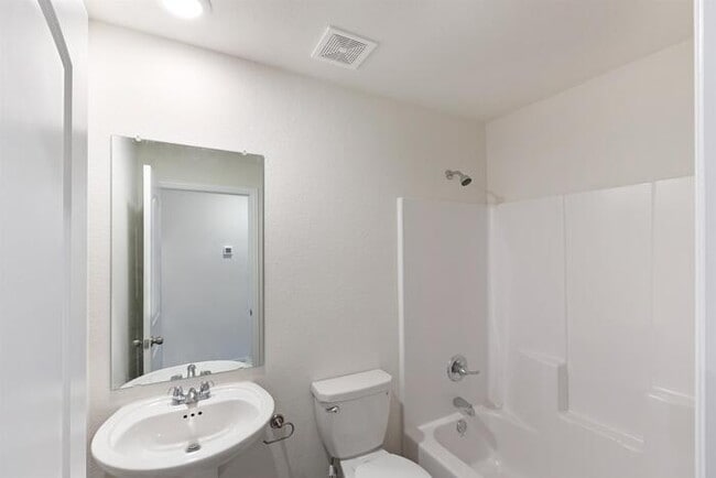 Building Photo - 995 St Clair St