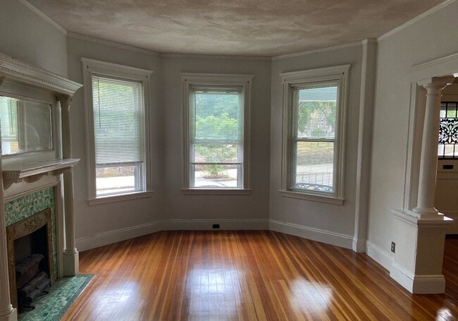 Building Photo - Gorgeous, Spacious Victorian-style Apt w/ ...