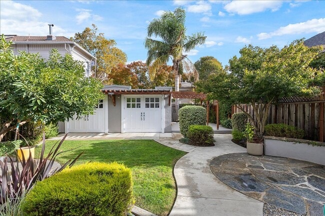 Building Photo - 1434 Paru St