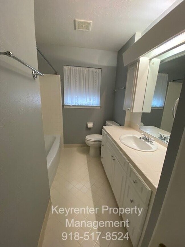 Building Photo - 3 Bed | 2 Full Bath | 31st & Memorial