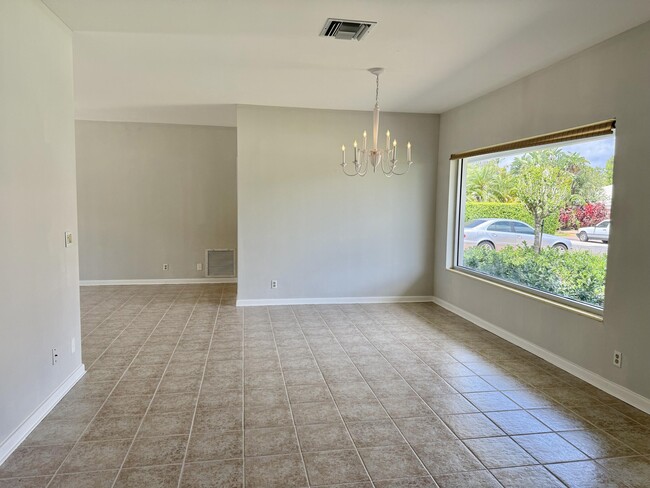 Building Photo - 206 Russlyn Dr