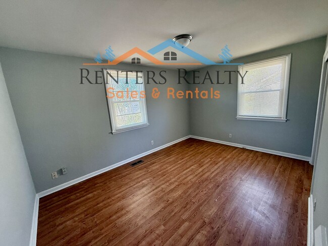 Building Photo - 3 bedroom house with Fenced Yard