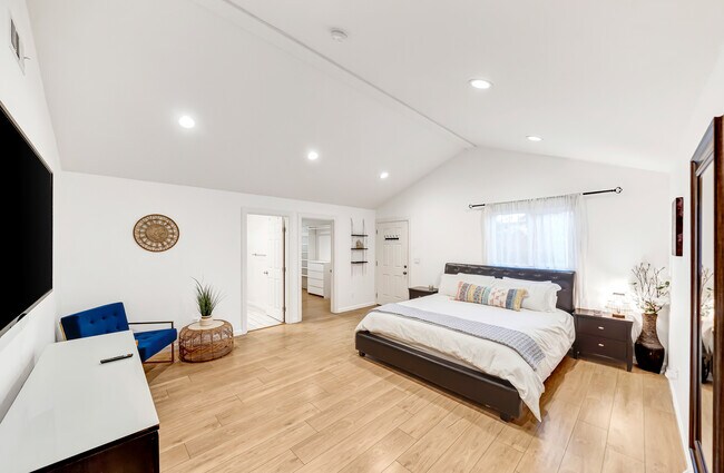 Building Photo - 7700 Oakdale Ave