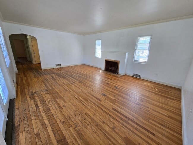 Building Photo - Adorable South Hill Home! Available Now!