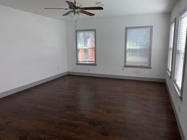 Building Photo - 722 S Winnetka Ave