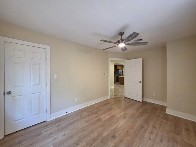 Building Photo - 522 E Davilla Ave
