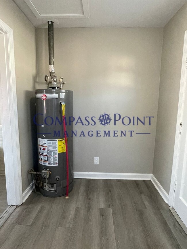 Building Photo - Remodeled 3 bedroom and 2 bath House! Ready for you! FIRST MONTH RENT FREE!!