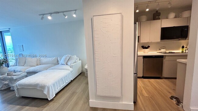 Building Photo - 2899 Collins Ave