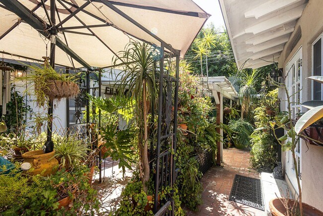 Building Photo - Warm & Welcoming Home Near Melrose with Room to Live, Work & Create