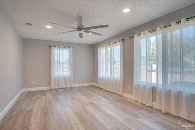 Building Photo - 9880 Creet Cir