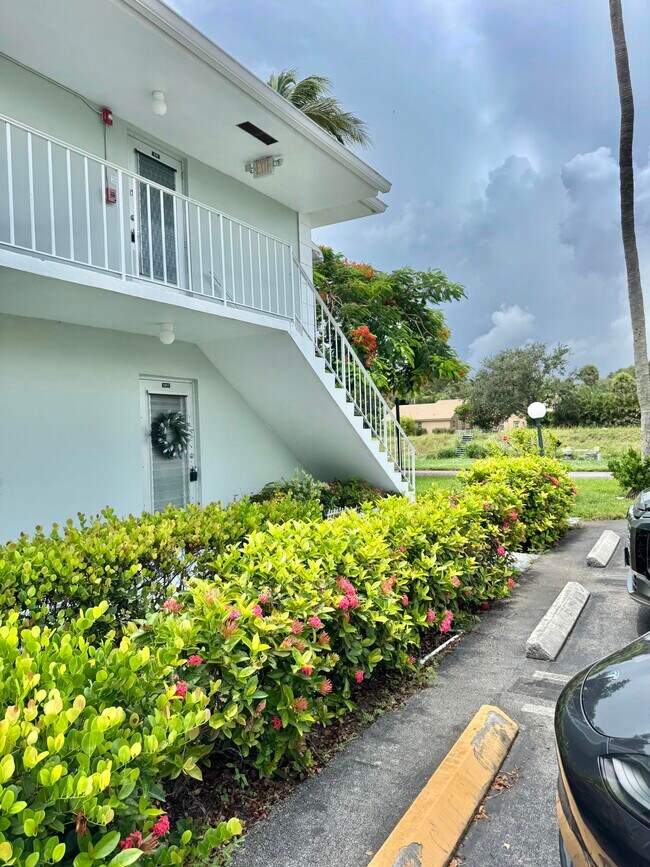 Building Photo - 2660 SW 22nd Ave