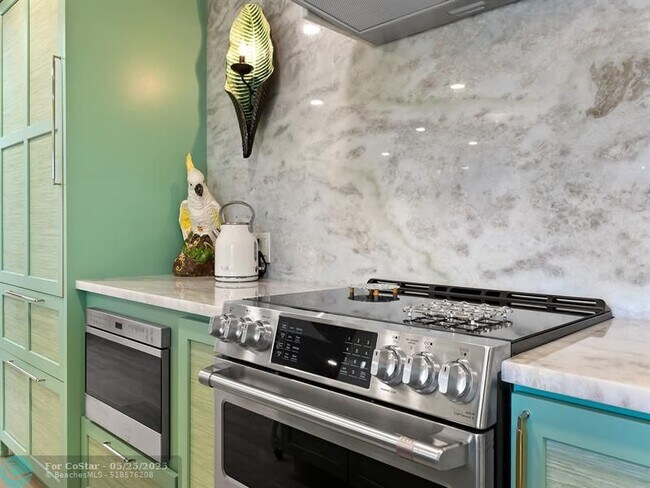 Building Photo - 325 Poinciana Dr