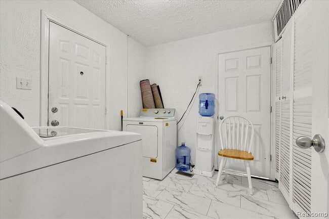 Building Photo - 1564 Moulin Ave