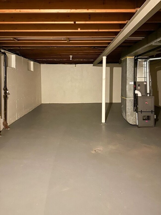 Building Photo - Cozy 2-Bedroom Home with Hardwood Floors N...