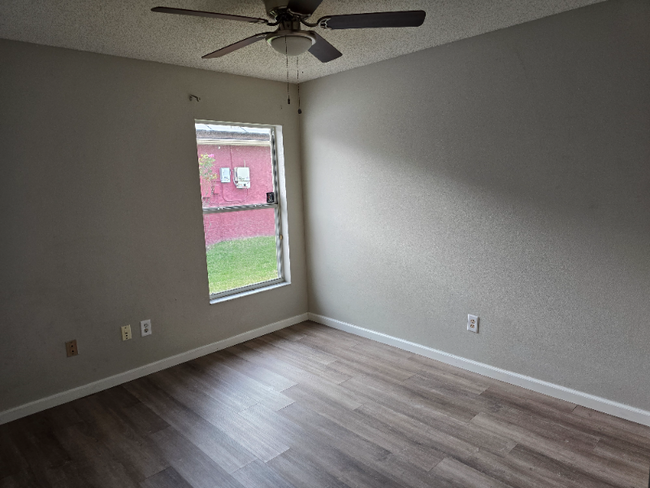 Building Photo - 1906 Smoketree Cir