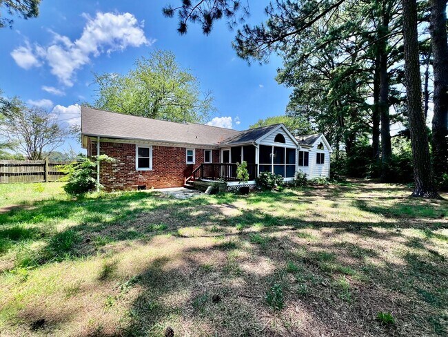Building Photo - Brick ranch on half acre lot in Virginia B...