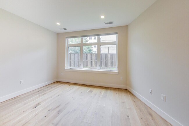 Building Photo - Gorgeous 2 bedroom 2 bath condo just steps from Columbia Hgts center $3,550