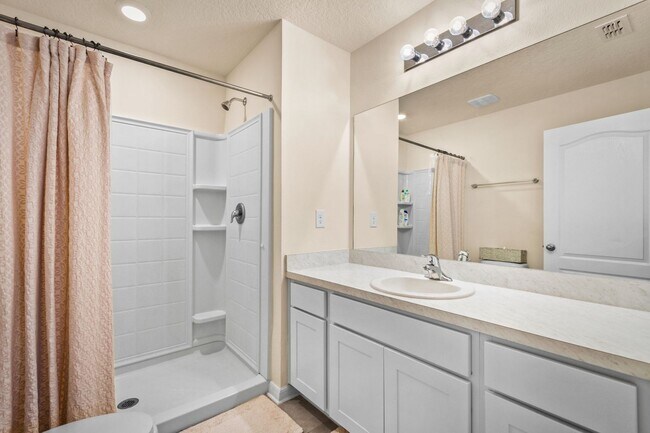 Building Photo - 2-Bedroom Townhome for Rent with Private En-Suite Baths & Screened Porch