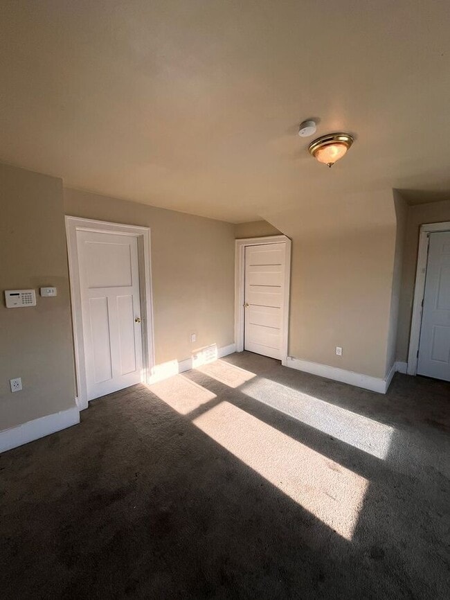 Building Photo - Cozy 2-Bedroom Apartment in Prime Location...