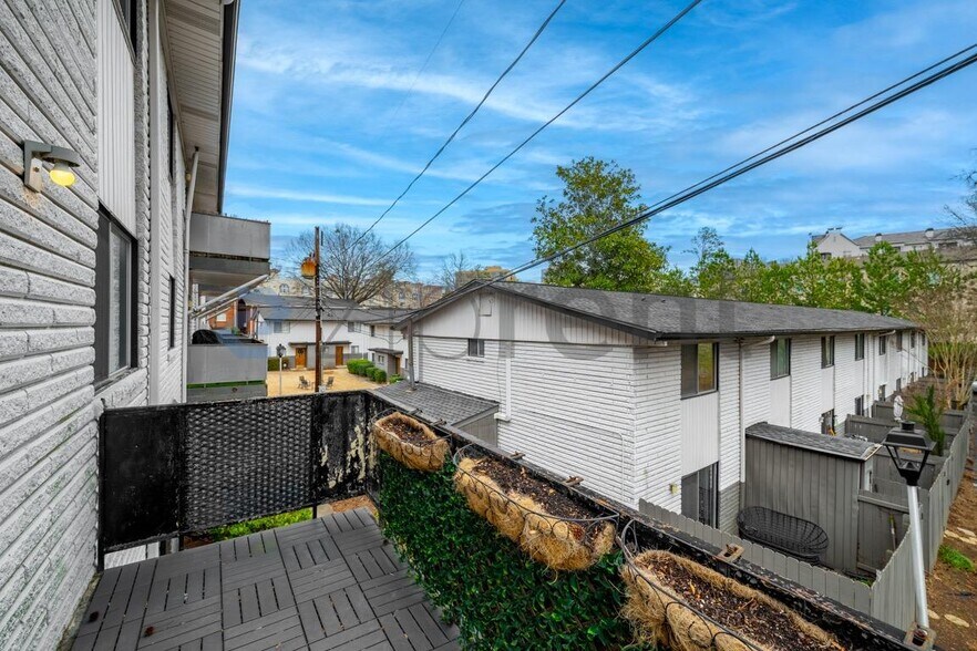 Building Photo - Unit 206
