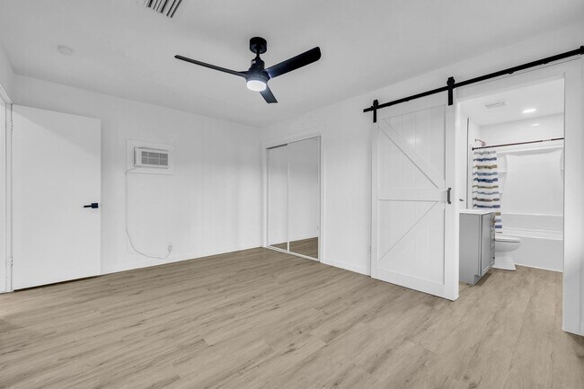 Building Photo - ASU 5 BEDROOM/ 2 BATH WITH POOL!!