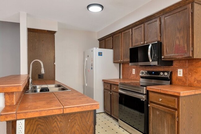 Building Photo - 2 bed 1 bath Townhome with a 2 car garage