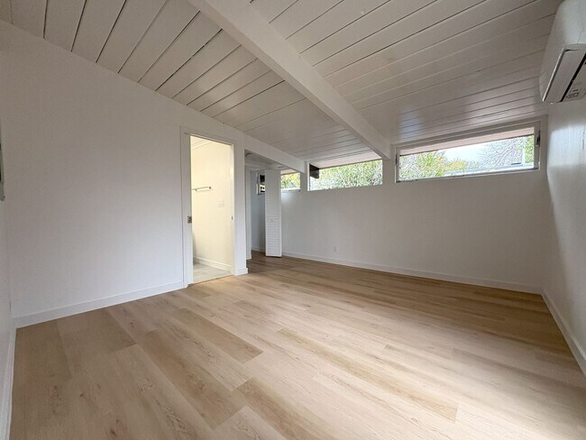 Building Photo - Newly Remodeled Single Family Home Available Now!