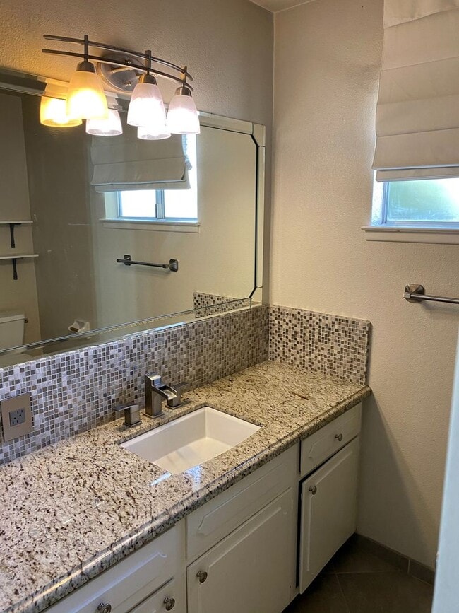 Building Photo - Immaculate North Fresno 3/2