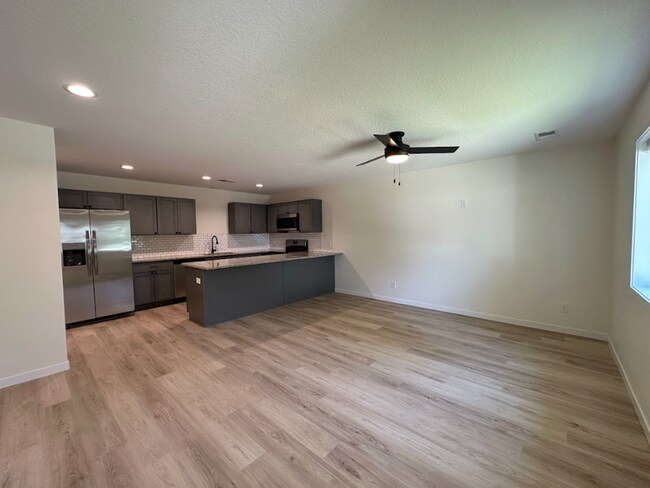 Building Photo - 2 Bedroom/1 Bath Duplex Available For Rent