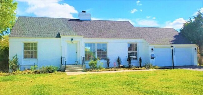 Primary Photo - 3 Bed 1.5 Bath 2 car garage in Nichol's Hi...