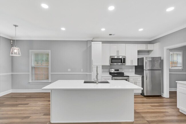 Building Photo - Spacious 4-Bedroom Charleston Home Loaded ...