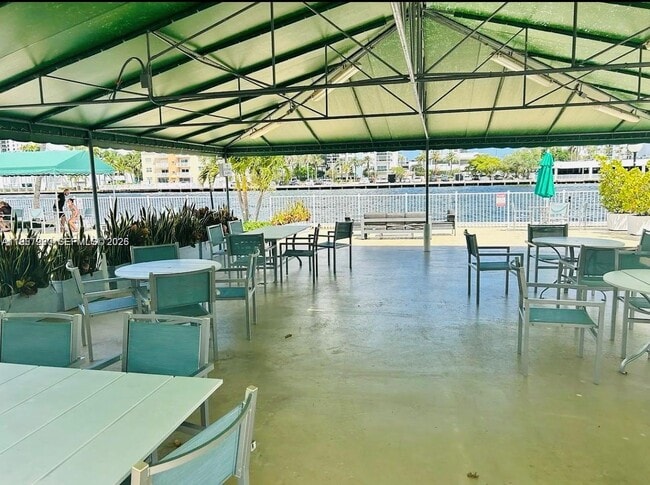 Building Photo - 800 Parkview Dr