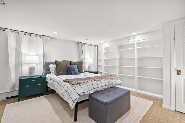 Building Photo - 400 S Lee St