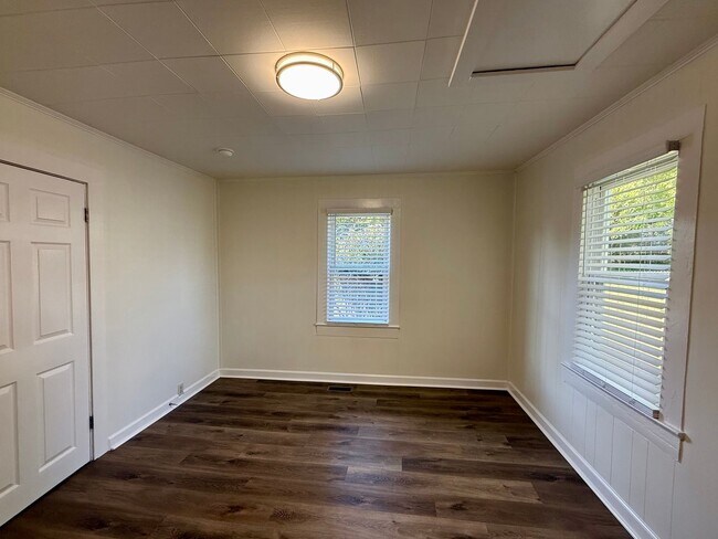 Building Photo - Cozy 1BR • 1BA Home Near Downtown Burlington!