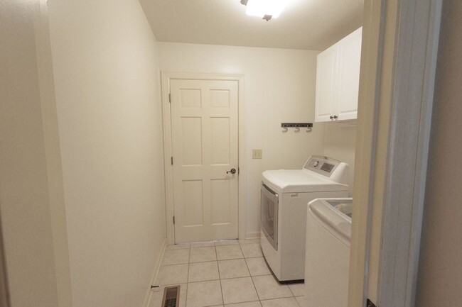 Building Photo - Charming 3-Bedroom/ 2.5 Bath Home in Royal...