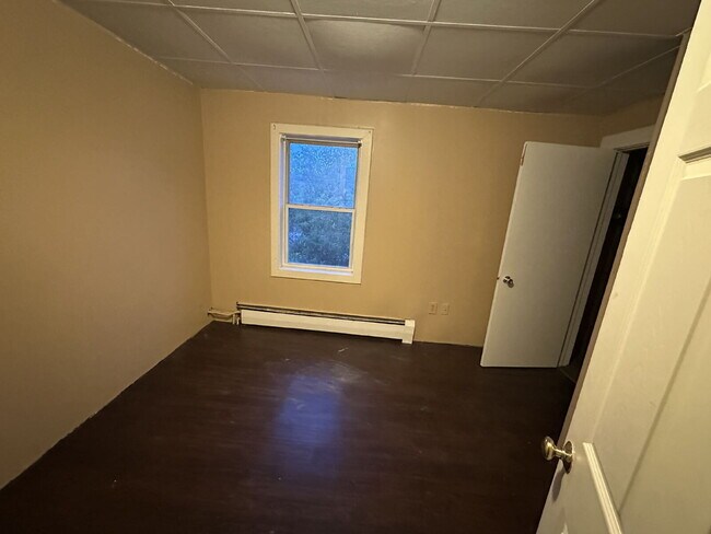 Building Photo - Bright & Spacious 3BR Multi-Level Apartment in Central Sanford!