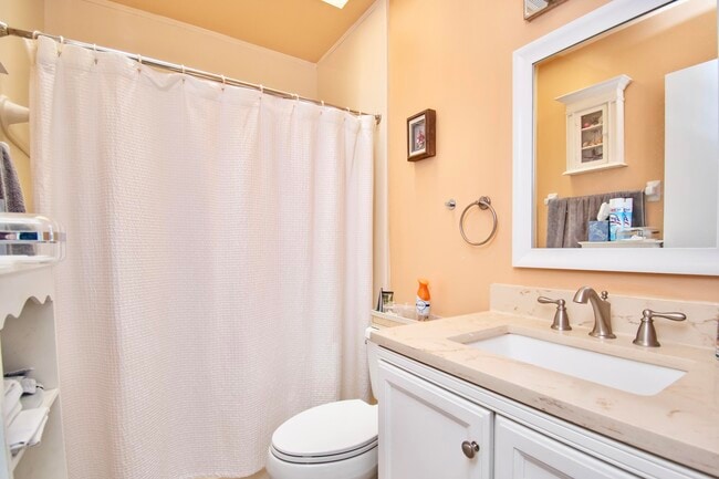 Building Photo - 6640 Thornhill Ct