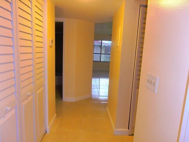 Building Photo - 877 Twin Lakes Dr