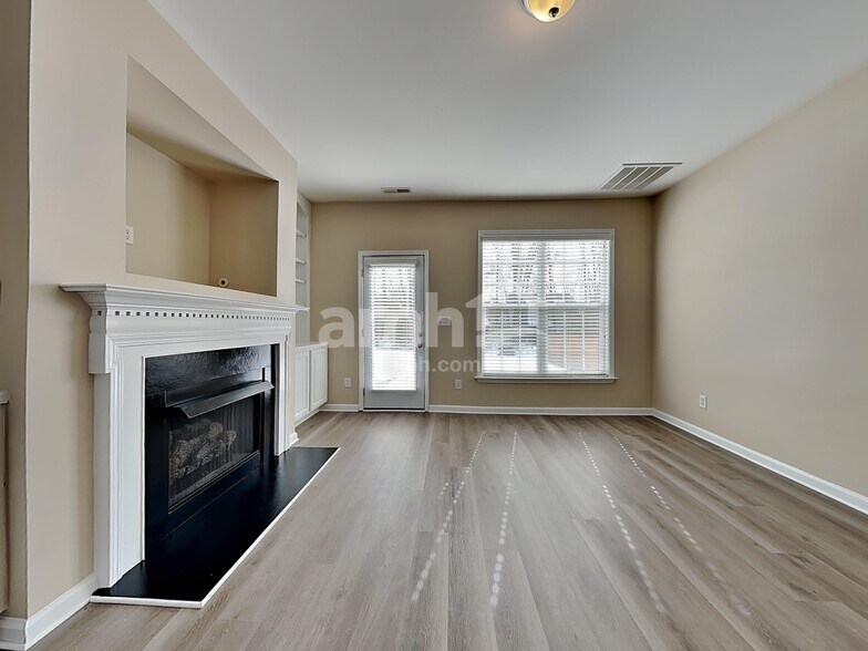 Building Photo - 216 Haywood Ln