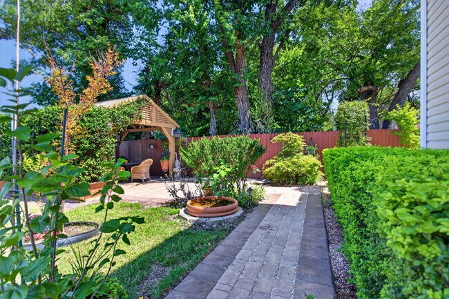 Building Photo - "Spacious 5-Bed featuring TWO PRIMARY SUITES with a beautiful backyard oasis in Norfolk!"
