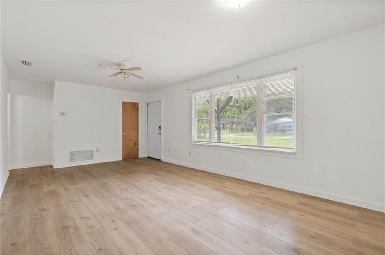 Building Photo - 1208 Creekway Dr