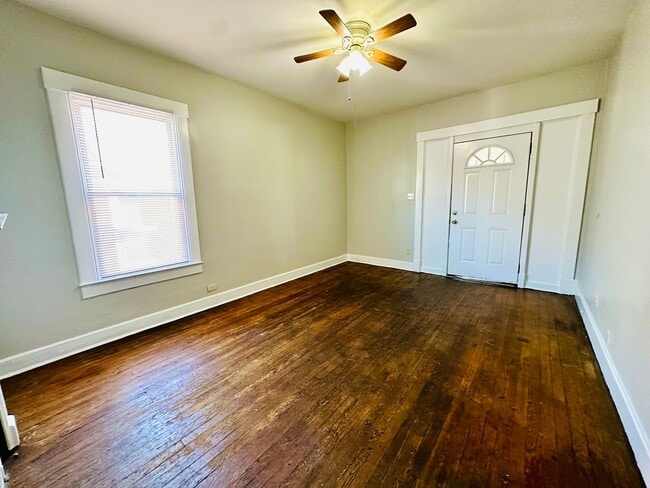 Building Photo - Updated Three Bedroom close to Churchill Downs-Section 8 accepted