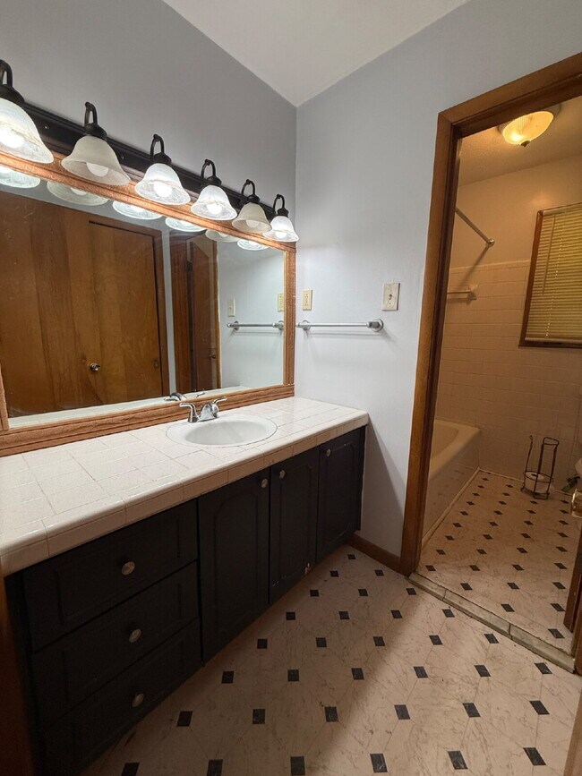 Building Photo - "Discover Comfort and Space: Charming 3-Bed, 2-Bath Home in Huntsville's Heart - 1808 Sq. Ft. of ...