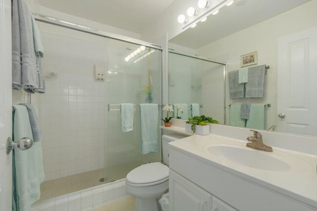 Building Photo - 2 bedroom 2 bath furnished upstairs condo ...