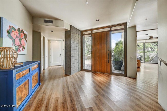 Building Photo - 10687 E Fernwood Ln