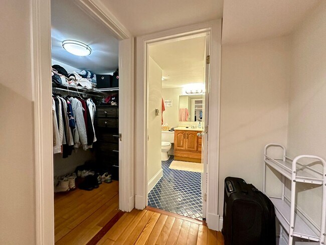 Building Photo - 9/1 No Fee! Large 2-level 4BR/2BA near Brigham Circle, Longwood, NU!