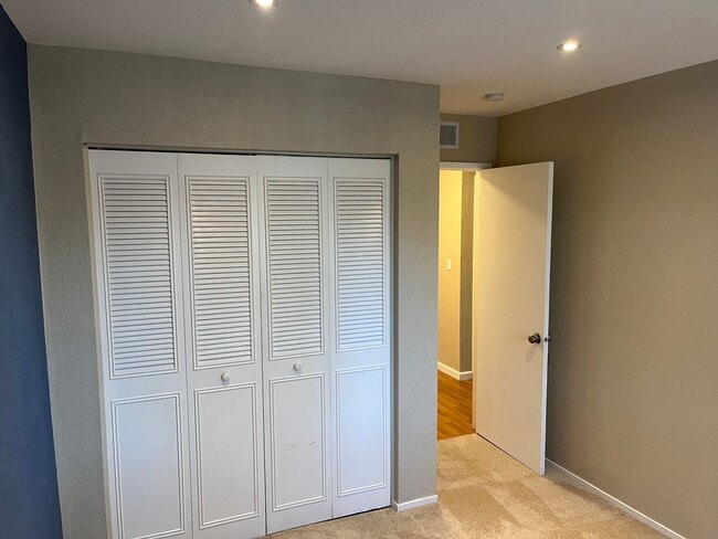 Building Photo - Updated Upstairs Condo Near Oakridge Mall with Parking & Central A/C!