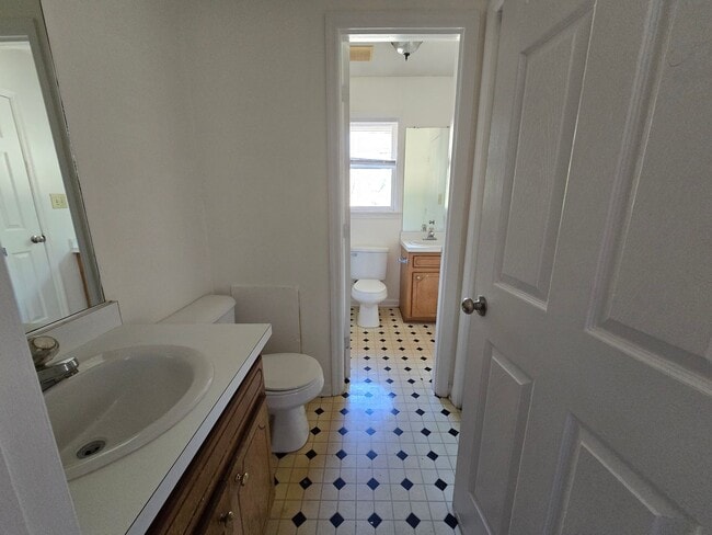 Building Photo - 1929 Crestview Dr